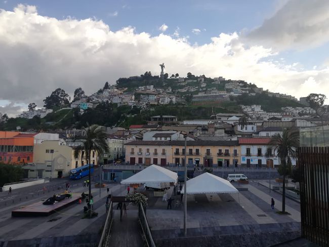 El Panecillo - Ein Hügel inmitten Quitos, auf dem eine 45 m hohe Madonna Statue trohnt.