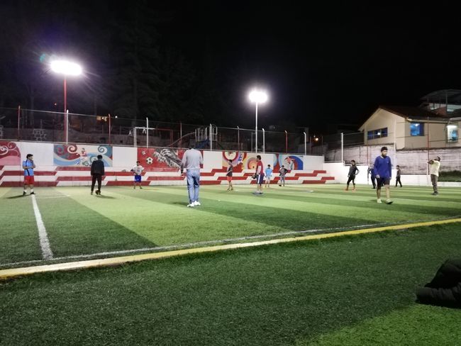 Fussballspielen mit der Sprachschule auf 3400 MüM. Europa vs. Peru. Nach 10 Minuten keine Puste mehr ^^