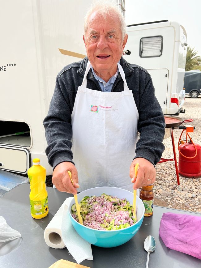 Gerd preparing the cucumber salad. (Photo: Birgit)