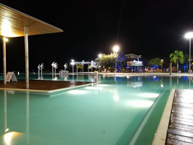 Öffentlicher Pool in Cairns am Abend