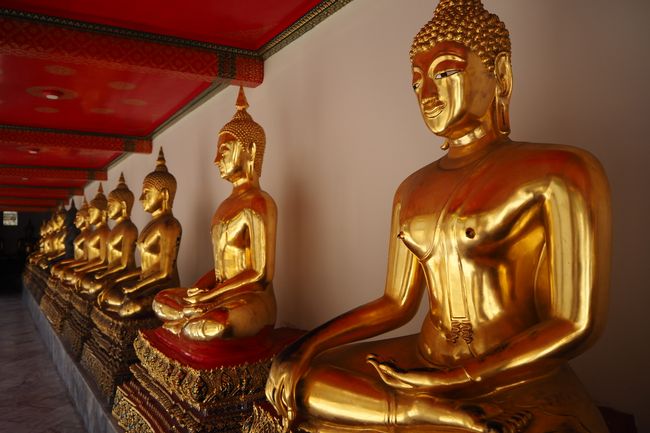 Viele goldene Buddhas! 