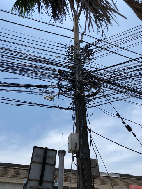 Kurioses aus Thailand: Stromleitung... und das laute Summen klingt auch nicht so gesund