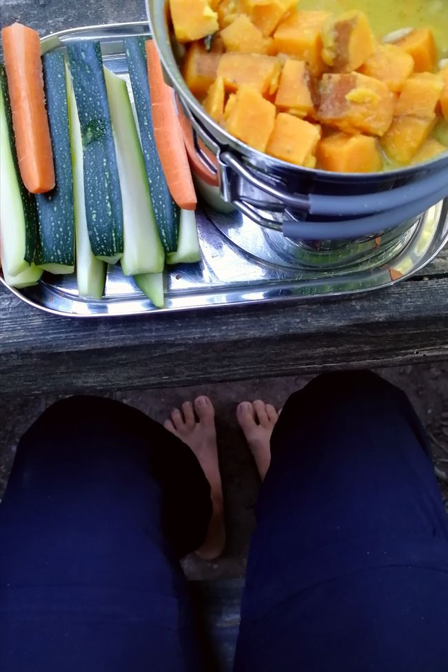 Dinner with feet on the forest floor 😍 