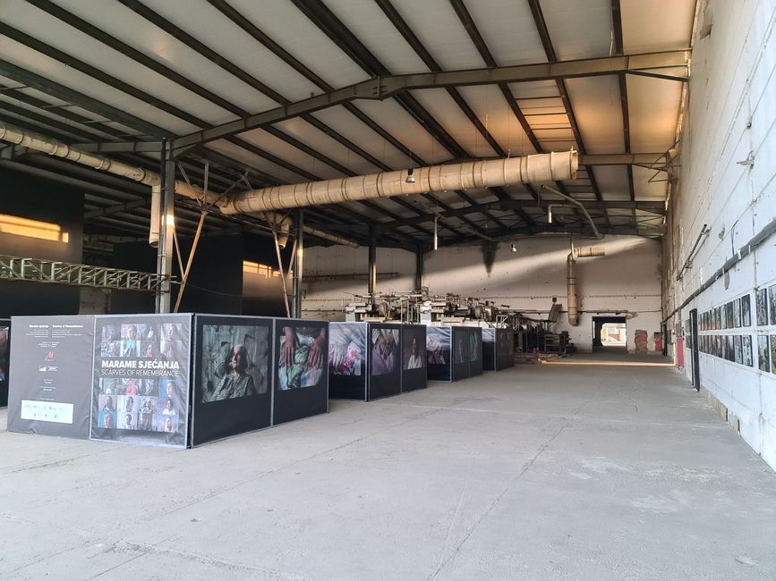 Die Fotoausstellung in der ehemaligen Lagerhalle.