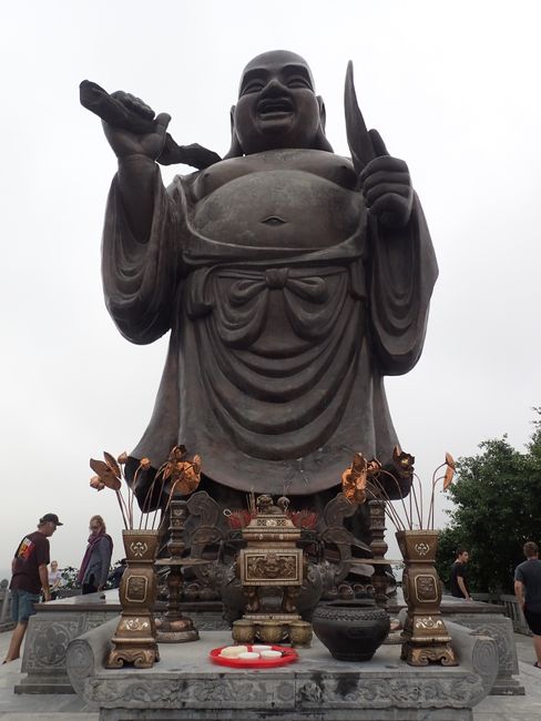 Mal wieder eine Buddhastatue. Aber wohl eine der größten des Landes. Mit Blitzableiter