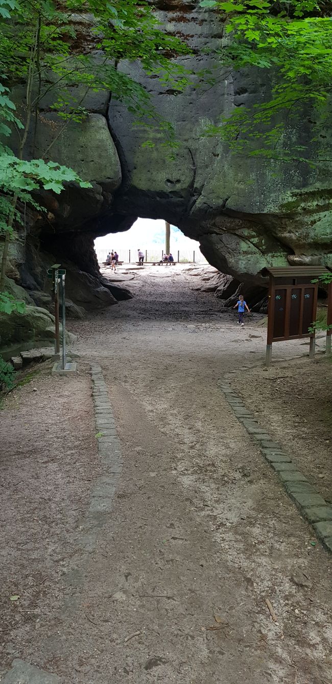 Felsentor Kuhstallhöhle (11m hoch/17m breit/24m tief)