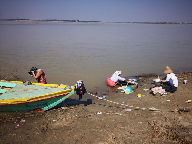 Frauen waschen ihre Wäsche und sich im Irrawaddy River