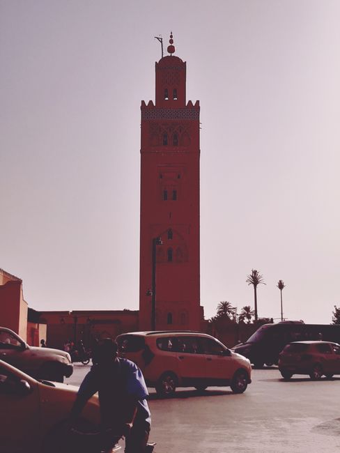 Verkehrszenario im Herzen Marrakeschs