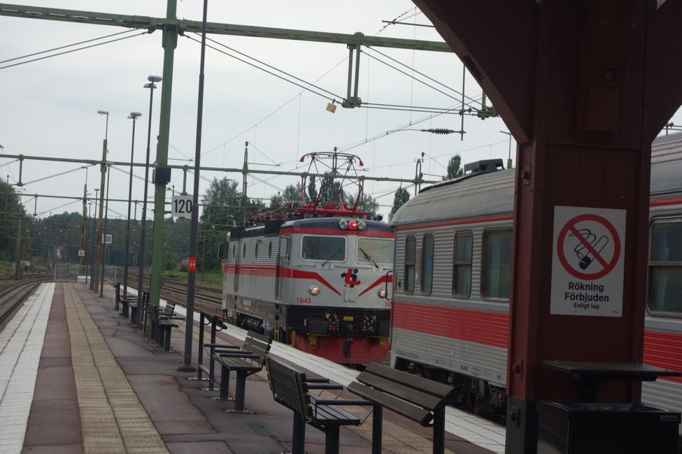 Zug nach Kil: Umsetzder Lok beim Ausstieg in Kil.