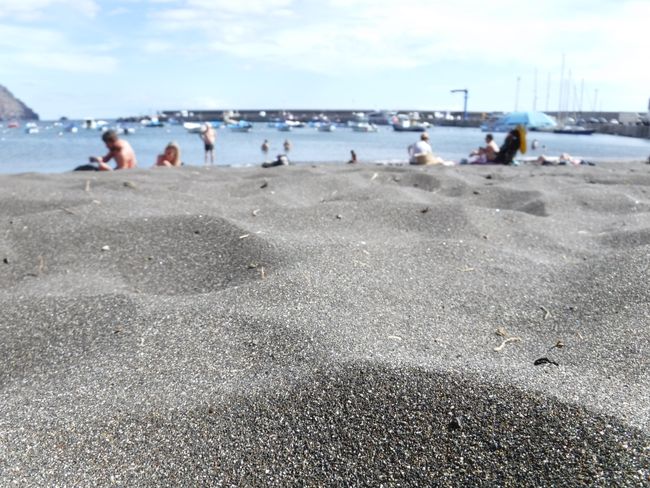 Der Sand an diesem Strand ist fast Schwarz