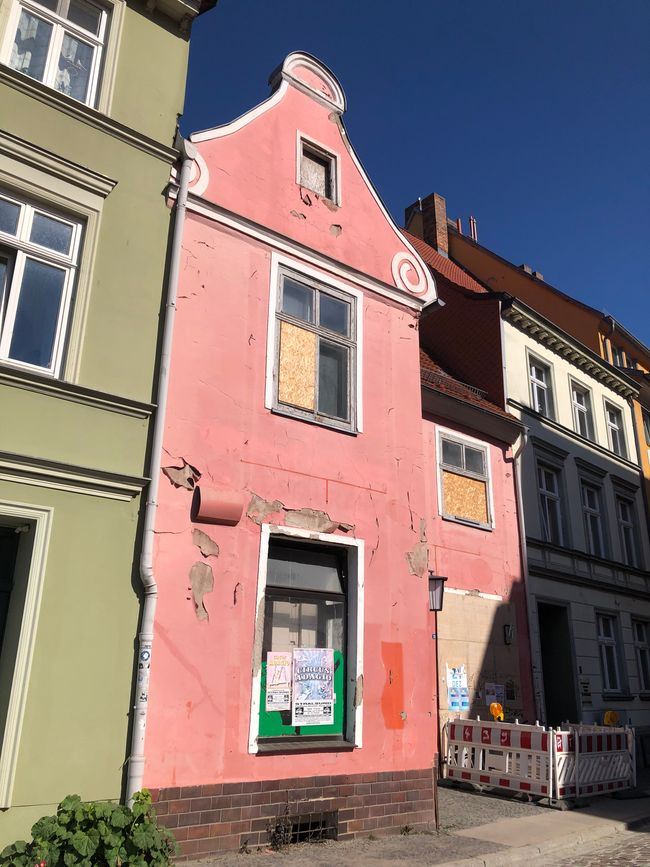 This house on Neuer Markt has not yet found a lover