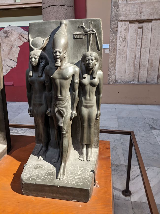 Eine der drei Statuetten von König Menkaura. Die Details! Kneischeiben, Muskeln, Gesicht. Das lag anscheinend daran, dass man aufgrund der Mummifizierung viel Wissen über den Aufbau des Körpers gewonnen hatte. 