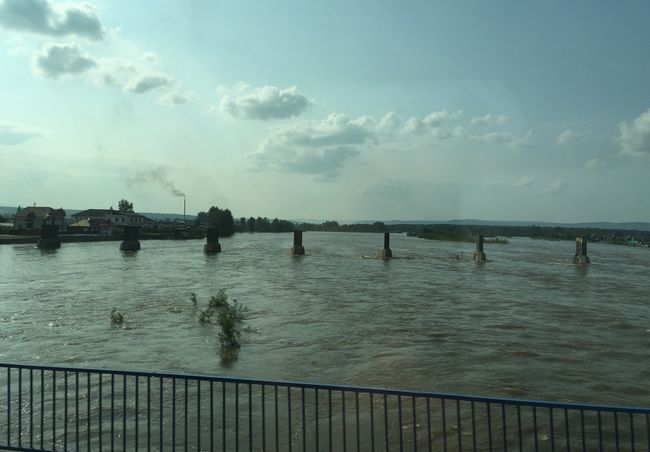 Auch der Fluss Uda am Zielort hat noch reichlich Wasser.