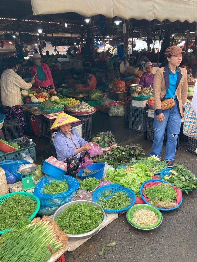 Shopping at the market in Hoi An
