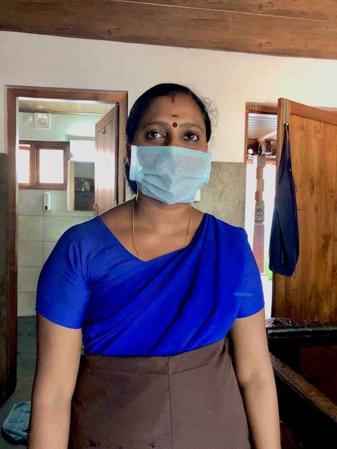 Aswanthi with a face mask. By the way, she hates it too: it stinks and you can't breathe!