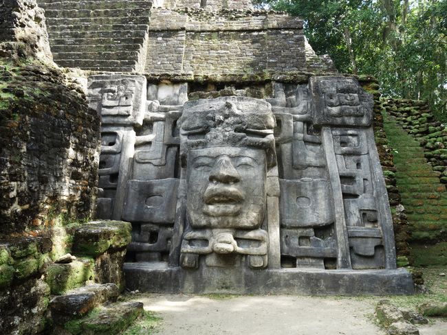 Vier Meter hoch ist diese Maske an der besten Pyramide von Lamanai.