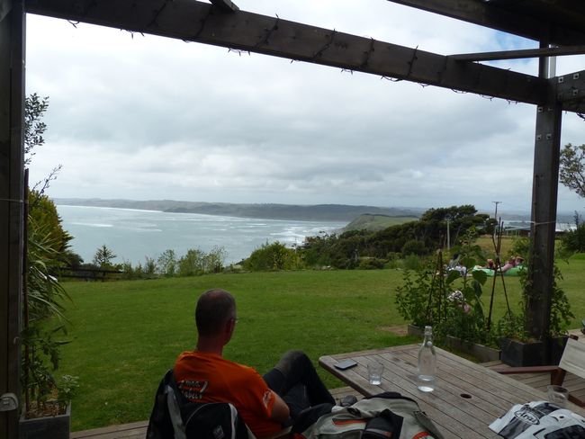 Cafe on the cliff in Raglan