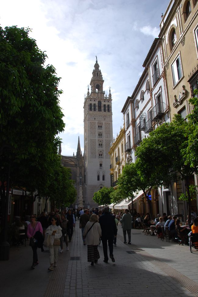 La Giralda - bell tower of the cathedral...