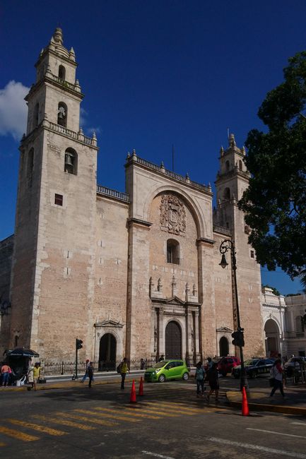 Die Kathedrale auf dem Hauptplatz ist eines der wenigen Gebäude, die noch ihre Originalfassade haben. 