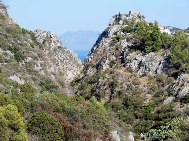 Formazione rocciosa con il Golfo Saronico
