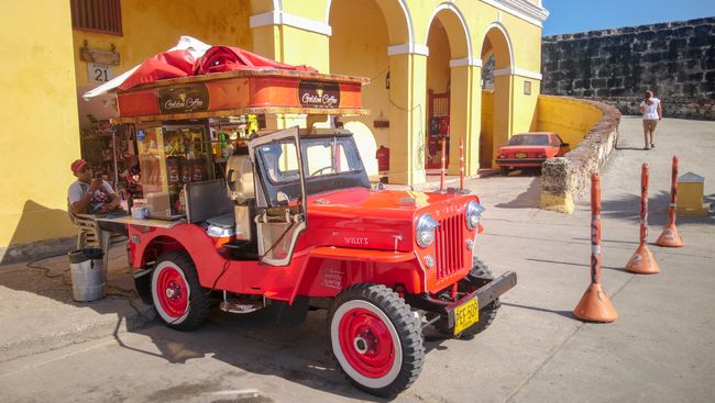 Diese Willy's genannten Jeeps sieht man auch im ganzen Land. Überbleibsel aus dem Krieg und danach hautpsächlich für den Kaffeetransport gebraucht. Heute werden damit Touristen rumgefahren oder sie werden zum Strassenverkauf benutzt. 