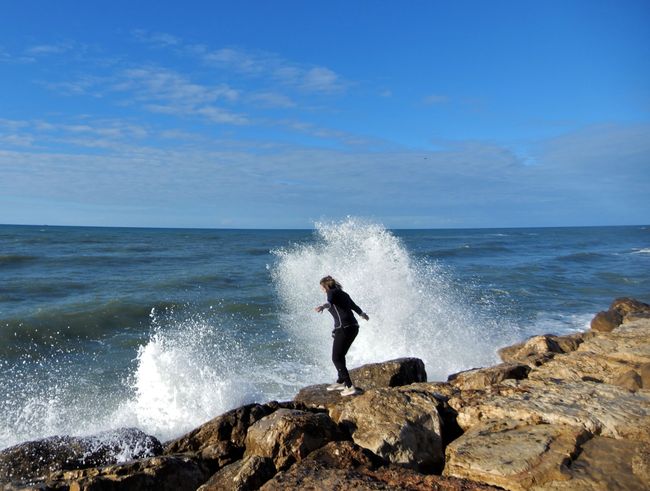 Hanni splashing around