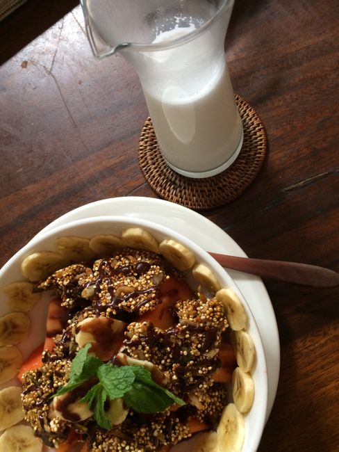 Eines meiner Mittagessen in Ubud - selbstgemachte Kürbiscornflakes aus Quinoa mit Bananen und Papayas und dazu warme Mandelmilch! Ein Traum!!