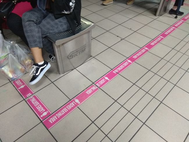 Die Metro in Kuala Lumpur hat Frauenwagons und Frauenwartezonen