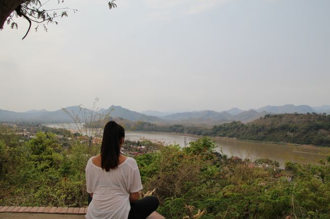 Phou Si: Franzi auf einer Aussichtsplattform sitzend, die Aussicht genießend