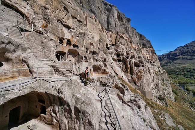 Vardzia - Einst waren alle diese Löcher Höhlen im Fels