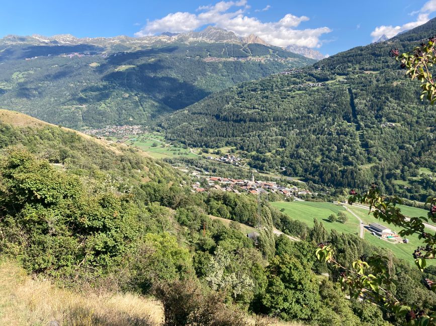 Blick hinunter ins Tal der Isère mit Bellentre und Landry, wo wir übernachten werden, im Hintergrund