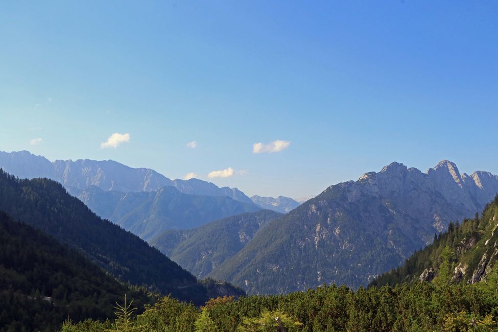 Der Blick vom Vršič-Pass über die Julischen Alpen.