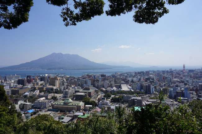 Blick auf Kagoschima mit Vulkan