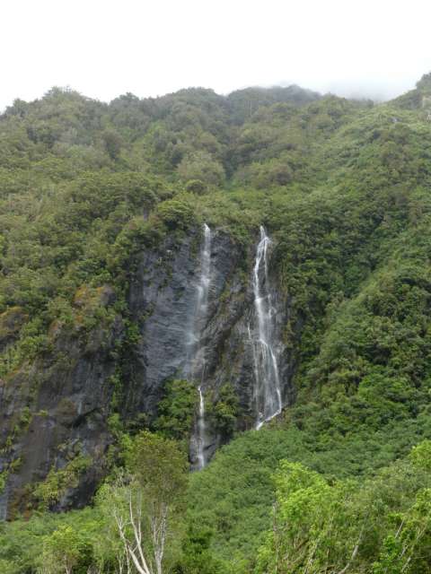 Wasserfall an einem Berghang