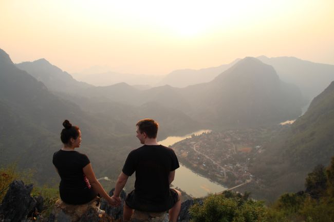 Wir beide Hand in Hand, im Hintergrund die Stadt Nong Khiaw vom Aussichtspunkt