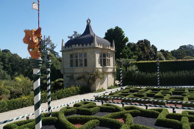 Ein englischer Garten mit Schloss im Tudor Stil