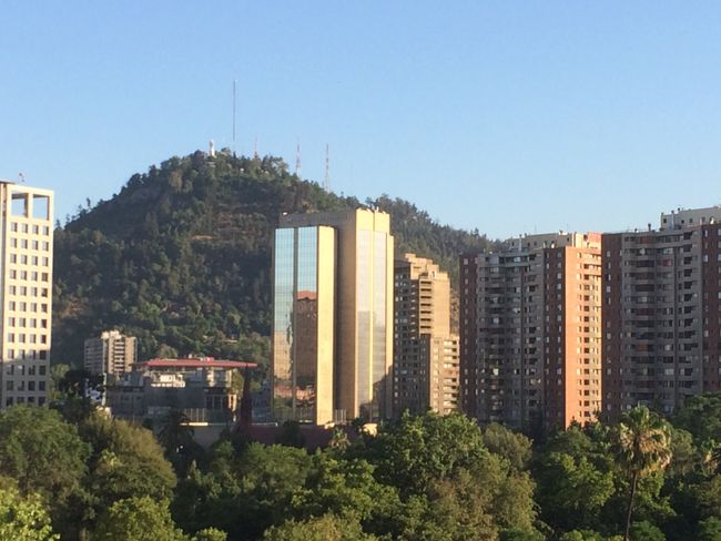 Blick auf den Hausberge von Santiago, den Cerro San Cristobal
