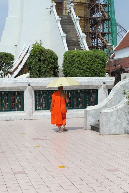 Wat Intharawihan: Mönch mit Sonnenschirm
