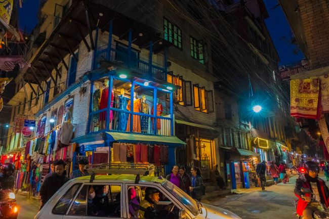 Buntes Straßenbild in Kathmandu.
