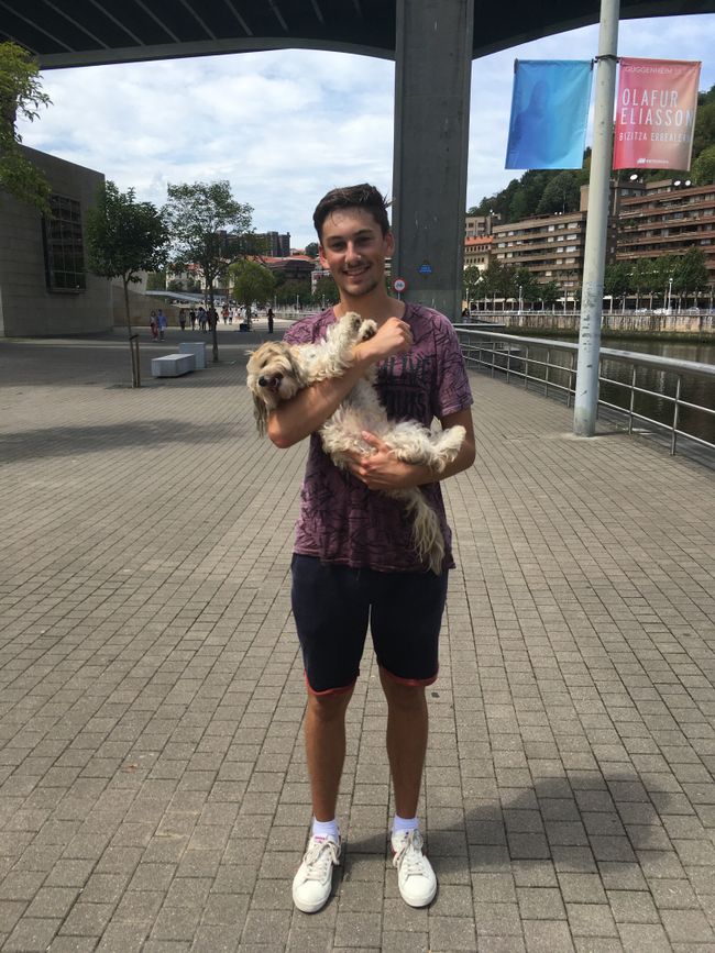 Der Hund wurde auch nass gemacht
