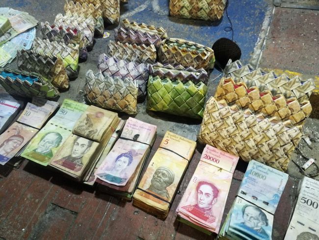 In Venezuela ist das Geld aufgrund der Wirtschaftskrise nichts mehr wert. Venezolanische Flüchtlinge basteln und verkaufen deshalb in Kolumbien Souvenirs aus venezolanischen Geldnoten.