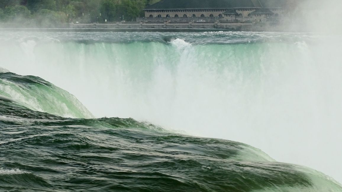 Masses of water at the Horseshoe Falls