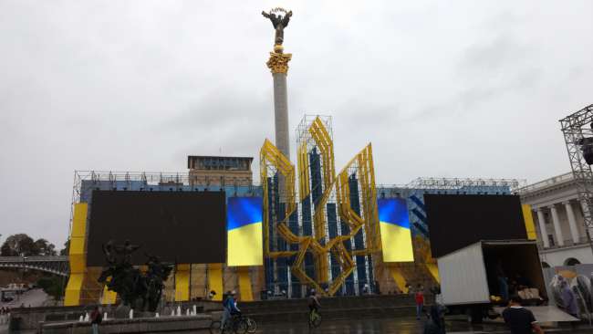 ... Independence Place (with Victory Column) in preparation for Independence Day on August 24th.
