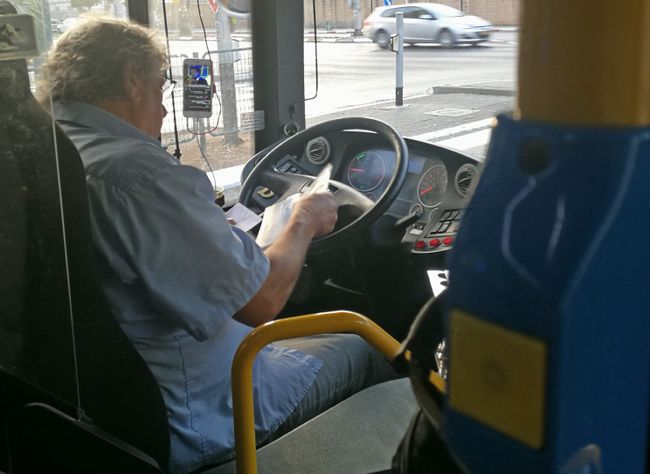 Busfahrten können gefährlich sein, v.a. wenn der Chauffeur parallel Youtube schaut und seine Pendenzen erledigt