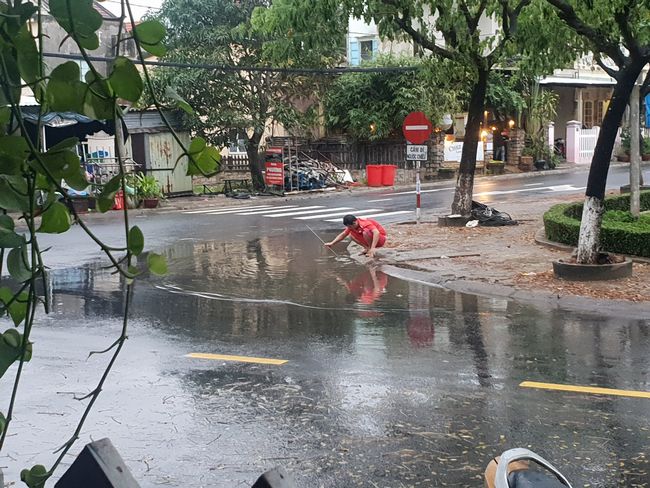 Flooded streets and a canal worker with a bamboo stick 🤦‍♂️