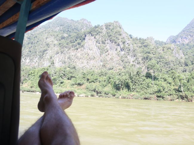 Mit dem Boot stromaufwärts nach Muang Khua (Tag 84 der Weltreise)