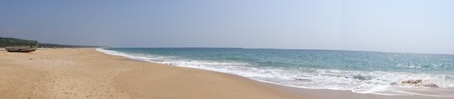 Einsamer Strand, relativ ruhiges Meer, puderweicher Sand, Sonne pur...