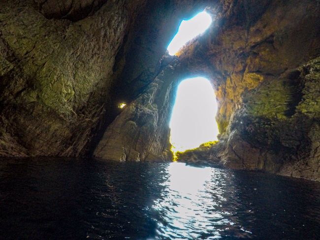 Tag 127 - Den ganzen Tag mit unserem Böötchen auf dem Meer: Wahnsinns Höhle entdeckt!