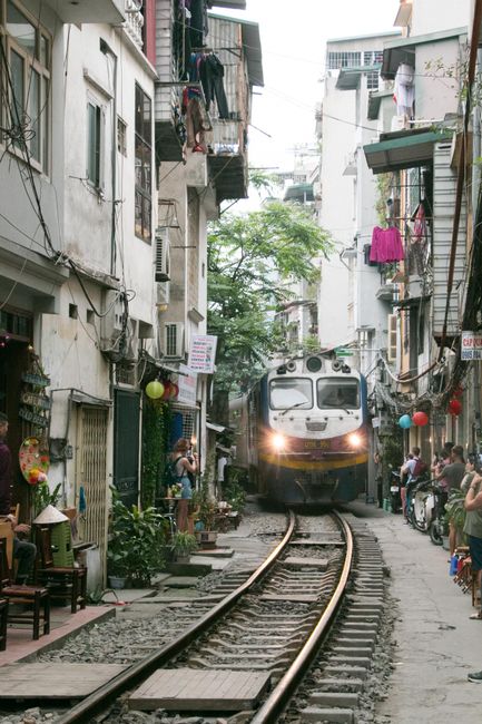 Züge und Puppen in HANOI