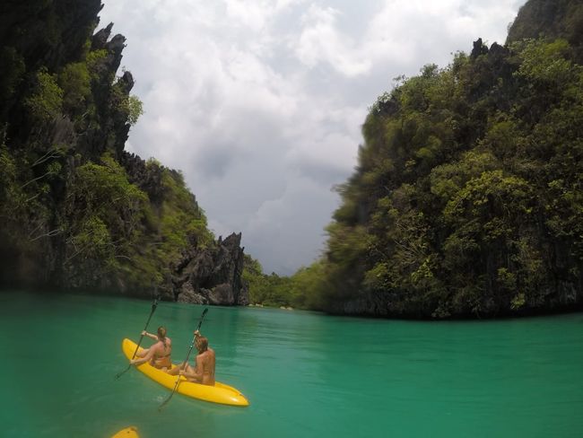 Kayaking in der blauen Lagune
